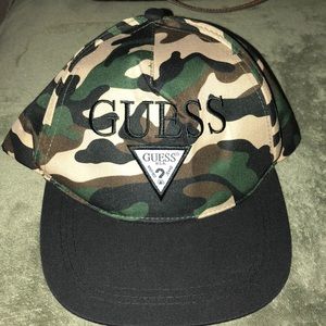 Guess Hat for woman.